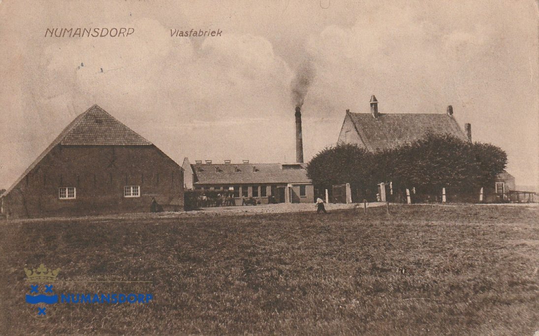 Rond 1917 
Deze vlasfabriek stond aan de Hallinxweg.