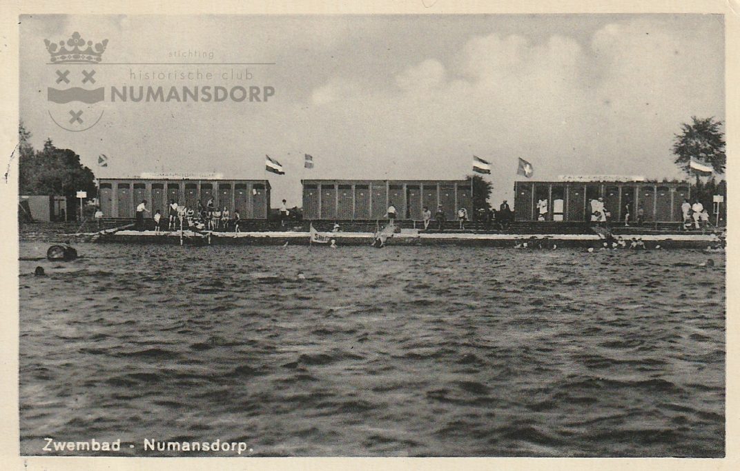 Het oude zwembad aan het buitenwater